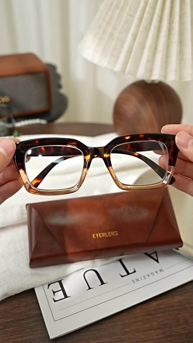 👓 顔まわりをもっとおしゃれに見せたいなら。 Eterlensのビッグフレーム老眼鏡は、 存在感のある太めフレームで顔まわりをすっきり見せながら、ブルーライトカットも備えた一本✨ ツートンカラーが表情を明るく見せて、 読書やスマホ、PC作