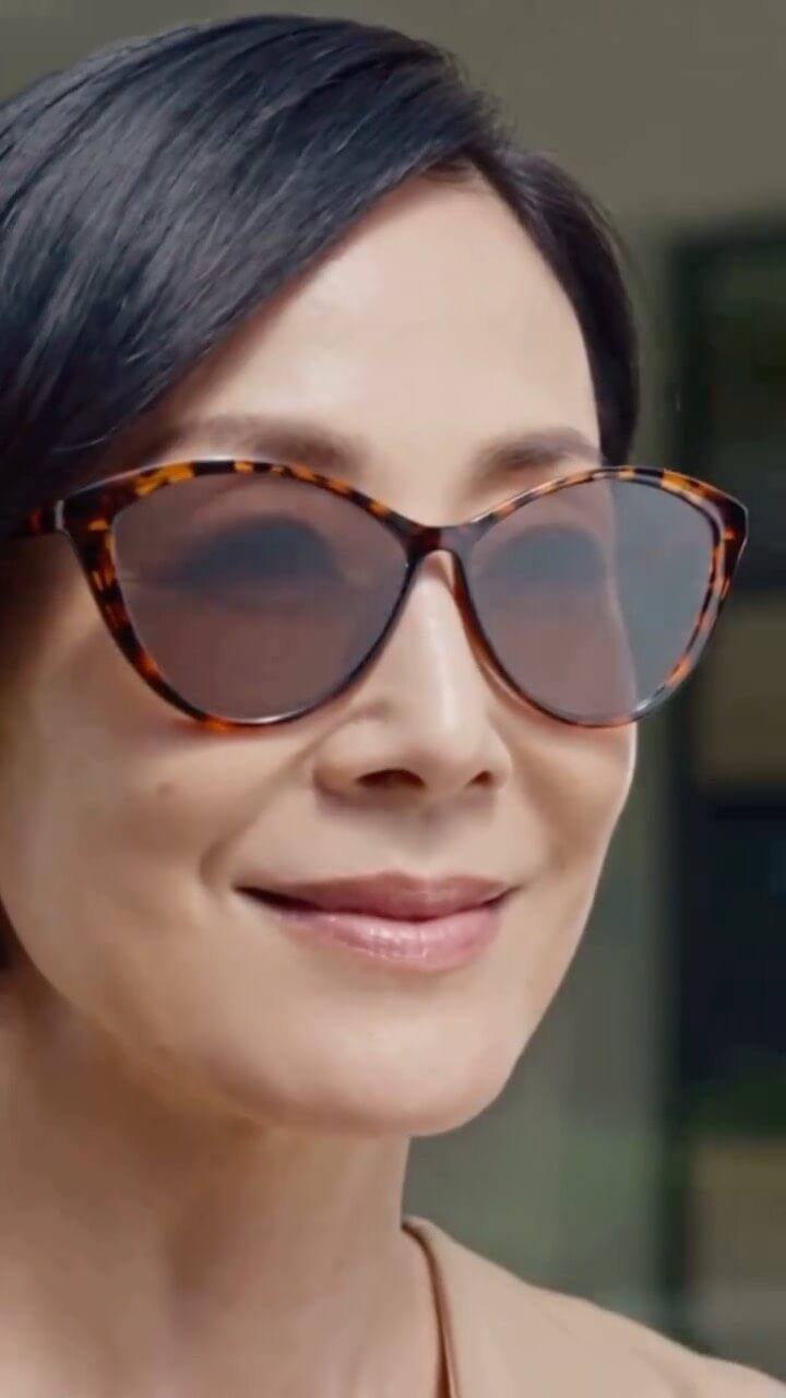 目元も、印象も、もっと軽やかに。🕶✨ Eterlensの欧米風ビッグフレーム調光老眼鏡。 キャットアイラインが顔まわりをすっきり見せ、自然と洗練された印象に。 室内ではクリアに、屋外では日差し対策にも。 シーンに合わせて使いやすい「1本2