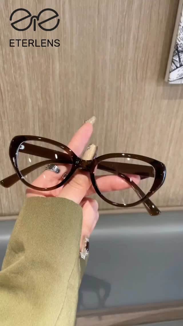 インフルエンサー着用で話題👓✨ 大人の目元を、もっと上品な印象に。 Eterlensの「小顔見え」キャットアイ型メガネは、 上向きラインでフェイスラインをすっきり見せ、自然なリフトアップ印象を演出。 軽量アセテート素材で、華やかな見た目な
