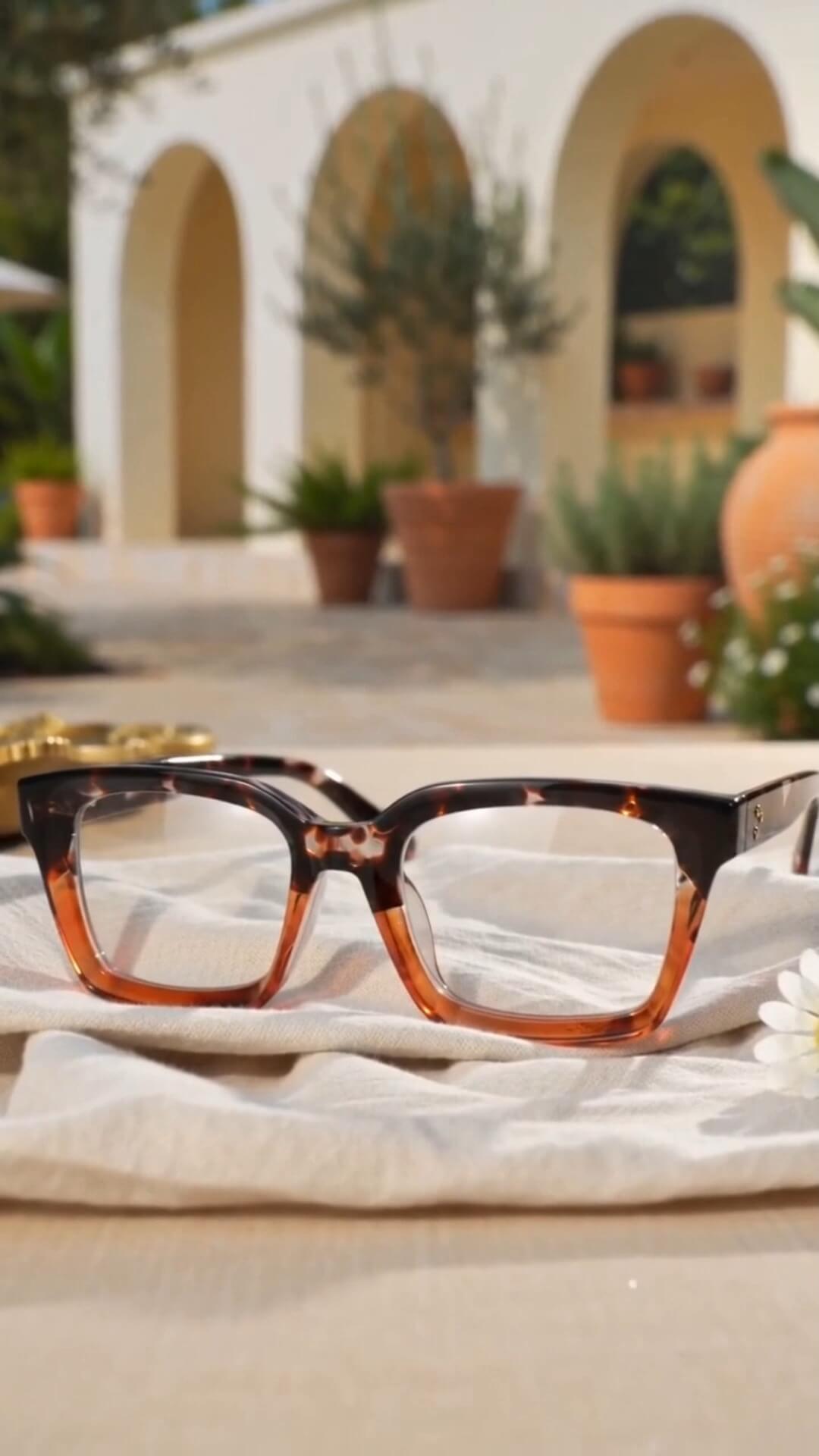 老眼鏡に見えないデザインをお探しの方へ👓 存在感のあるビッグスクエアフレームが、 顔まわりをすっきりと見せるリーディンググラス。 クラシックな雰囲気に、 さりげないツートンカラーをプラス。 PCやスマホを見る時間はもちろん、 カフェやお出
