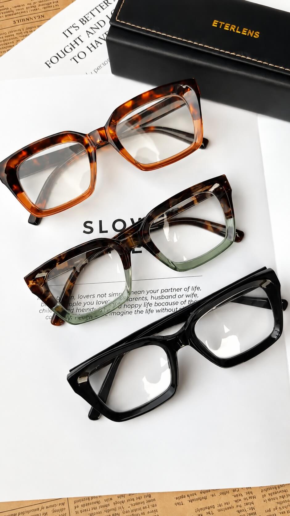 いつものコーデが、少し物足りない日に👓✨ 顔まわりにほどよいアクセントを添える、 Eterlensの太縁ビッグフレーム老眼鏡。 上下でカラーを切り替えたツートンデザインに、 小さなリベットと立体的なカッティングをプラス。 シンプルな装いに