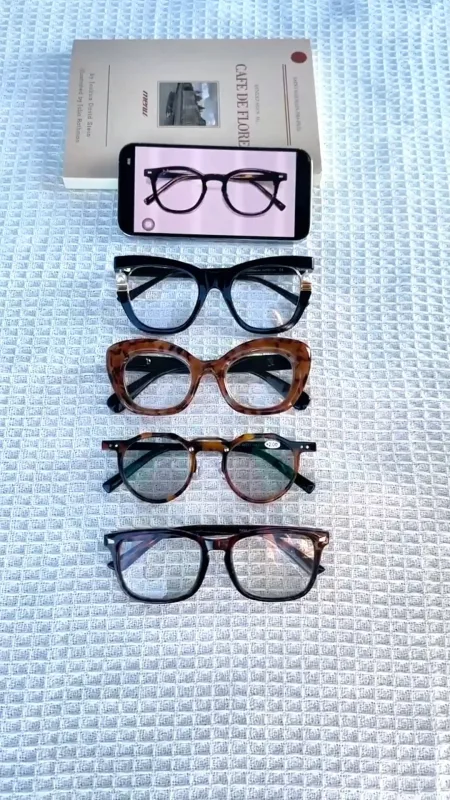 秋の装いに取り入れたい、大人のメガネ🍂👓 落ち着いたデザインで、秋のコーディネートに自然になじむアイウェア。 カジュアルにもきれいめにも合わせやすく、これからの季節のお出かけにぴったりです✨ あなたはどのデザインがお好きですか？ ぜひコメントで教えてください💭👇 気になるメガネは、プロフィールのリンクからチェックしてみてください。 ※撮影時の光の加減やご覧になる環境により、実際の商品と色味が異なって見える場合がございます。カラーは実物を基準にご確認ください。 #Eterlens #メガネ #老眼鏡 #リーデ