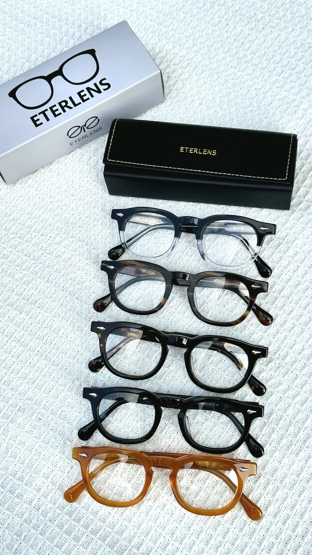 さりげなく、品よく見せたい方に👓✨ ブラック×クリアのバイカラーが、 目元をすっきりと引き締めるクラシックなウェリントン型。 繊細なダイヤリベットがアクセントになり、 シンプルなのに、どこかこなれた印象に。 読書やPC作業、通勤、カフェで
