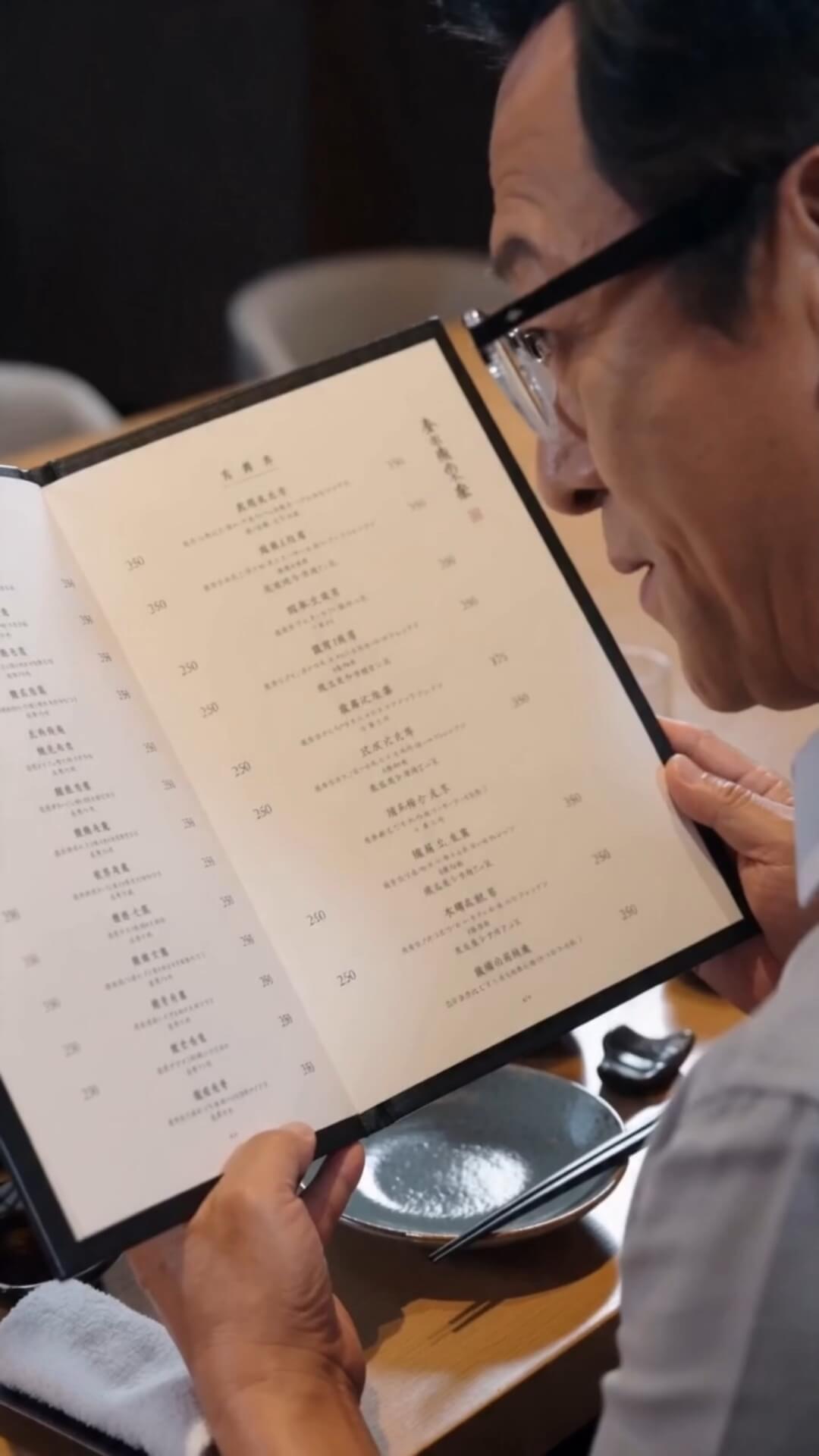 👓💙 父の日に、「見やすい毎日」を贈りませんか。 📚 読書 📱 スマホ 🚗 運転 🌿 お出かけ 毎日使うメガネだからこそ、 今の自分に合った1本へ。 ✨ Eterlensでは、ご購入者様限定の 【買い替え応援キャンペーン】を実施