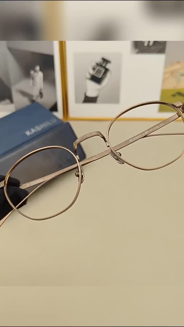 軽くて、知的。 毎日かけたくなる、大人のための一本。✨ Eterlensの超軽量チタンフレームは、わずか9.8g。 やわらかなボストンシルエットが、顔まわりをすっきり見せ、自然と上品な印象に。 度付き対応だから、普段使いはもちろん、リーディ