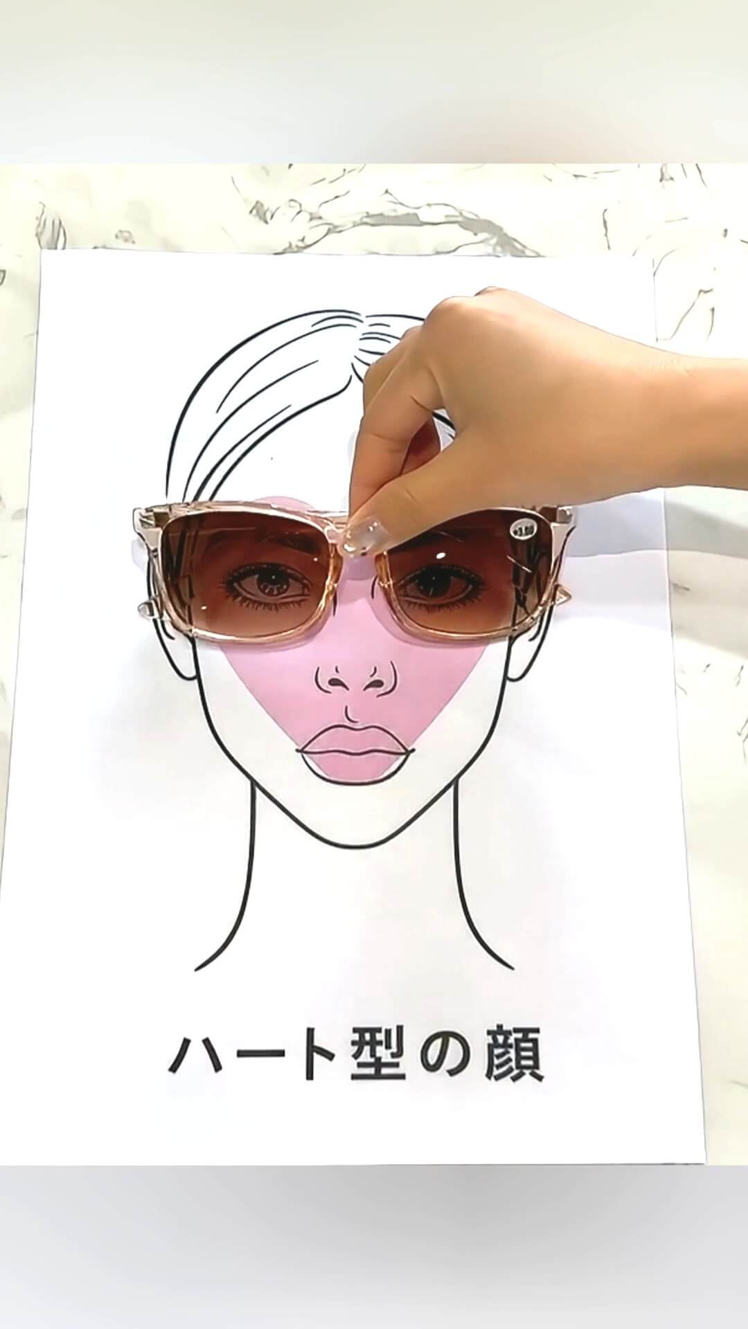 人気アイテムでチェック！顔型別メガネ選び👓✨ ハート型・丸顔・面長など、 顔型に合うフレームを選ぶことで、顔まわりの印象が自然に整います。 気になるデザインは、商品IDをチェックしてくださいね。 四角顏 商品ID： 1010200965 